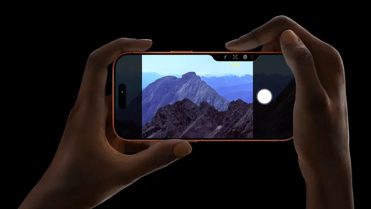 iPhone gravando vídeo segurado com as duas mãos